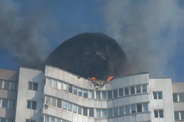 Kaliningrad Balıkçı Köyü 'ndeki yüksek katlı bir binanın çatı katında yangın çıktı.