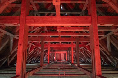 Rusya 'nın Domnovo kentindeki terk edilmiş eski kilisenin çatısında tahta kirişler var.