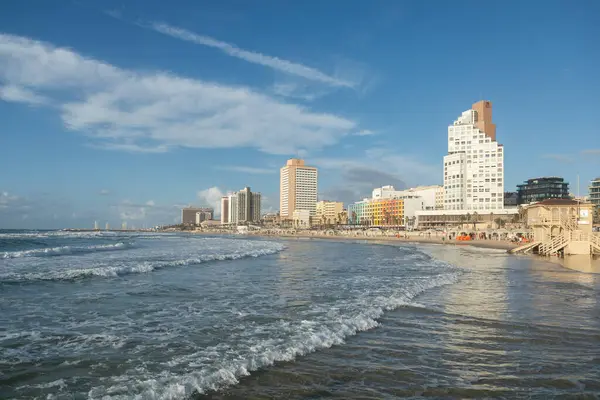Tel Aviv, İsrail - 07 Mart 2024: Şehirdeki kumsalda oteller ve gökdelenler