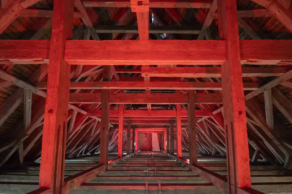 Rusya 'nın Domnovo kentindeki terk edilmiş eski kilisenin çatısında tahta kirişler var.