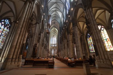 Köln, Almanya - 11 Ağustos 2024: Köln Katedrali 'nde namaz kılmak için kalabalık geldi