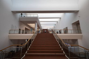 Köln, Almanya - 13 Ağustos 2024: Ludwig Müzesi 'nin inanılmaz iç mekanı