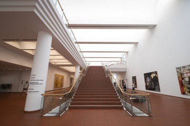 Köln, Almanya - 13 Ağustos 2024: Ludwig Müzesi 'nin inanılmaz iç mekanı