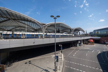 Köln, Almanya - 13 Ağustos 2024: Demiryolu Merkez İstasyonu platformlarının manzarası