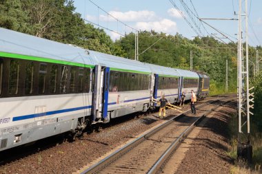 Torzym, Polonya - 16 Ağustos 2024: Demiryolu hattındaki bozuk bir trenden yolcuların tahliyesi