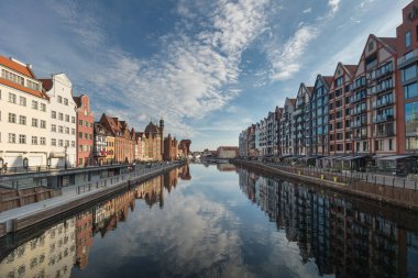 Gdansk, Polonya - 17 Ağustos 2024: Yazın eski kentin manzaralı seti