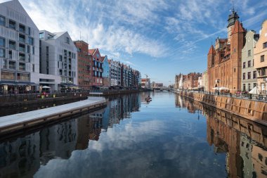 Gdansk, Polonya - 17 Ağustos 2024: Yazın eski kentin manzaralı seti