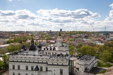 Vilnius: Gediminas Kulesi 'nden görülen kiliselerin bahar manzarası