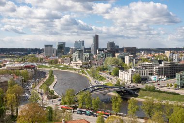 Vilnius, Litvanya - 26 Nisan 2025: Gediminas Kulesi 'nden Vilnius İş Bölgesi Bahar Manzarası