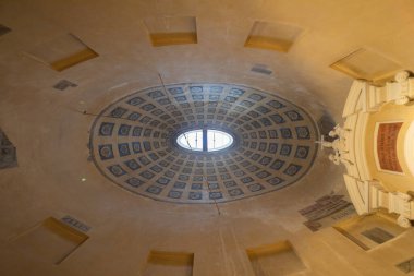 Vilnius, Litvanya - 26 Nisan 2025: Vilnius Katedrali 'nin Boyalı Tavanı