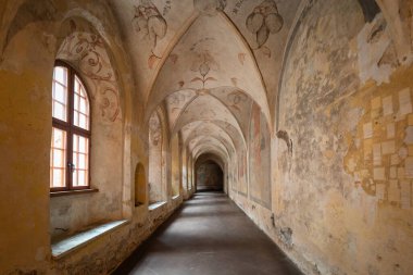 Vilnius, Litvanya - 26 Nisan 2025: St. Francis Katolik Kilisesi 'nin Solmuş Freskleri ile Zamanlanmış Kilise Geçidi