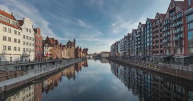 Gdansk, Polonya - 17 Ağustos 2024: Yazın eski kentin manzaralı seti, zaman aşımı