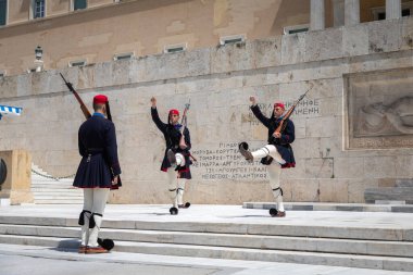 Atina, Yunanistan - 28 Nisan 2025: Atina 'daki cumhurbaşkanlığı muhafızlarının değiştirilmesi, Yunanistan' daki en ikonik ve görsel açıdan çarpıcı askeri geleneklerden biri.