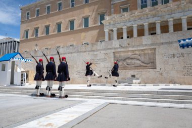 Atina, Yunanistan - 28 Nisan 2025: Atina 'daki cumhurbaşkanlığı muhafızlarının değiştirilmesi, Yunanistan' daki en ikonik ve görsel açıdan çarpıcı askeri geleneklerden biri.
