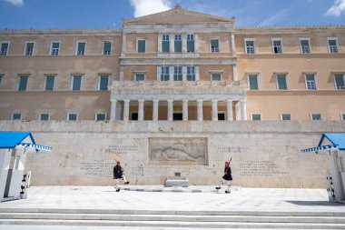 Atina, Yunanistan - 28 Nisan 2025: Atina 'daki cumhurbaşkanlığı muhafızlarının değiştirilmesi, Yunanistan' daki en ikonik ve görsel açıdan çarpıcı askeri geleneklerden biri.