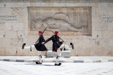 Atina, Yunanistan - 28 Nisan 2025: Atina 'daki cumhurbaşkanlığı muhafızlarının değiştirilmesi, Yunanistan' daki en ikonik ve görsel açıdan çarpıcı askeri geleneklerden biri.