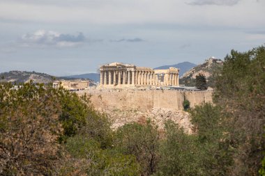 Akropolis 'in çalıların arasından görünüşü, Atina