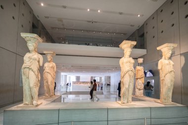 Atina, Yunanistan - 29 Nisan 2025: Turistler Atina 'daki Akropol Müzesi' ndeki arkeolojik kalıntıları araştırıyorlar