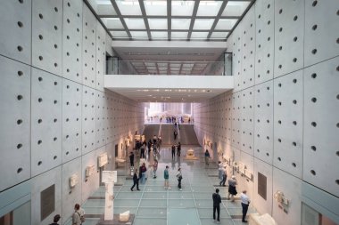 Atina, Yunanistan - 29 Nisan 2025: Turistler Atina 'daki Akropol Müzesi' ndeki arkeolojik kalıntıları araştırıyorlar