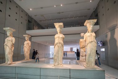 Atina, Yunanistan - 29 Nisan 2025: Turistler Atina 'daki Akropol Müzesi' ndeki arkeolojik kalıntıları araştırıyorlar