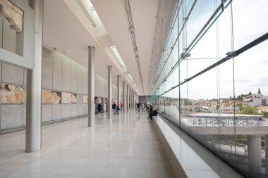 Atina, Yunanistan - 29 Nisan 2025: Turistler Atina 'daki Akropol Müzesi' ndeki arkeolojik kalıntıları araştırıyorlar