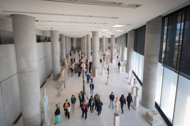 Atina, Yunanistan - 29 Nisan 2025: Turistler Atina 'daki Akropol Müzesi' ndeki arkeolojik kalıntıları araştırıyorlar