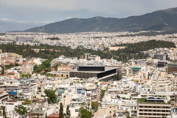 Atina 'daki Akropol Müzesi, bir tepeden görünüyor
