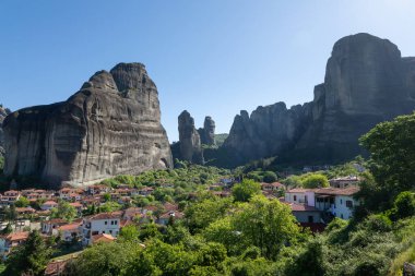 Panoramik manzara - Kastraki 'nin kırmızı kiremitli evleri Meteora' nın dramatik kayalıklarıyla tezat oluşturuyor