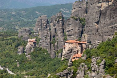 Antik manastır, Meteora 'nın yükselen kaya oluşumlarının tepesine tünemişti.