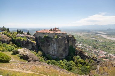 Antik manastır, Meteora 'nın yükselen kaya oluşumlarının tepesine tünemişti.