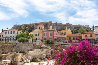 Akropolis 'in Atina' daki Hadrian Kütüphanesi 'nin kalıntılarından görünüşü