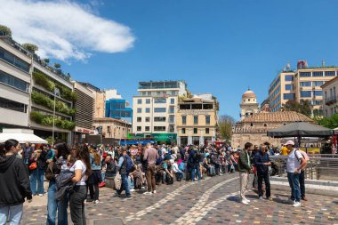 Atina, Yunanistan - 01 Mayıs 2025: Güneşli bir günde büyük bir grup insan Monastiraki Meydanı 'nda vakit geçiriyor
