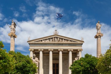 Yunanistan 'ın Atina kentindeki Yunan Bilim Akademisi' nin sütunları