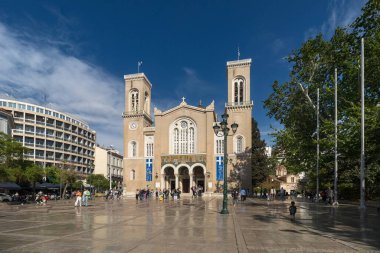 Atina, Yunanistan - 01 Mayıs 2025: İnsanlar güneşli bir günde Bakire Meryem 'e Duyuru Kutsal Metropolitan Kilisesi yakınlarında vakit geçiriyorlar