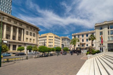 Atina, Yunanistan - 02 Mayıs 2025: Pire 'nin Kutsal Üçlüsü Katedrali' nin önündeki kasaba meydanı