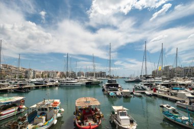 Atina, Yunanistan - 02 Mayıs 2025: Güneşli bir günde Pire Limanı 'nda demirli yatlar