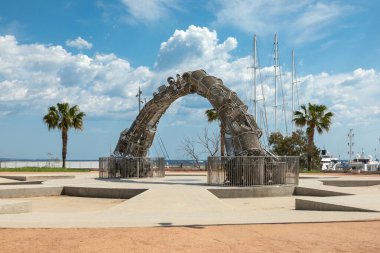 Atina, Yunanistan - 02 Mayıs 2025: Alexandras Meydanı 'ndaki metal kemer, resmi adı Pyrrrrhic Flight olan Yunan Soykırımı Anıtı, Pire' de (Atina 'nın en büyük bölgesi içindeki bir liman kenti) yer alıyor.)