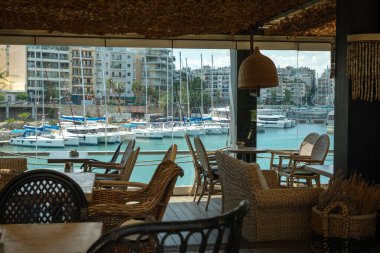 Atina 'daki Pire limanına bakan boş yaz kafesi