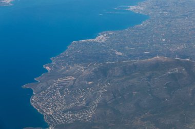 Yunanistan dağlarında uzun sıra rüzgar türbinleri, uçaktan manzara