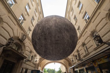 Budapeşte, Macaristan - 03 Mayıs 2025: Orta Budapeşte 'deki bir avluda dev sahte ay