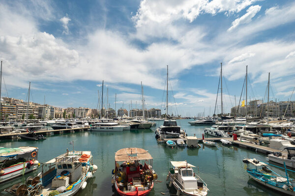 Афины, Греция - 2 мая 2025 года: Яхты пришвартованы в Пирей Марина в солнечный день