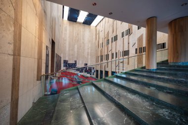 Budapeşte, Macaristan - 05 Mayıs 2025: Sanat Sarayı görkemli ve lüks iç mekanlarıyla ünlü, modern tasarımı kültürel ihtişam ile harmanlayan