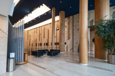 Budapeşte, Macaristan - 05 Mayıs 2025: Sanat Sarayı görkemli ve lüks iç mekanlarıyla ünlü, modern tasarımı kültürel ihtişam ile harmanlayan