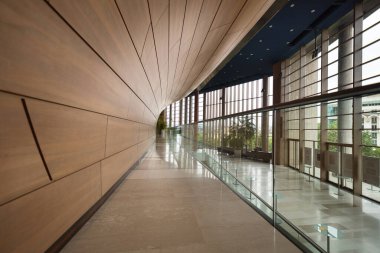 Budapeşte, Macaristan - 05 Mayıs 2025: Sanat Sarayı görkemli ve lüks iç mekanlarıyla ünlü, modern tasarımı kültürel ihtişam ile harmanlayan