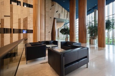 Budapeşte, Macaristan - 05 Mayıs 2025: Sanat Sarayı görkemli ve lüks iç mekanlarıyla ünlü, modern tasarımı kültürel ihtişam ile harmanlayan