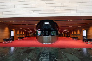 Budapeşte, Macaristan - 05 Mayıs 2025: Sanat Sarayı görkemli ve lüks iç mekanlarıyla ünlü, modern tasarımı kültürel ihtişam ile harmanlayan