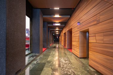 Budapeşte, Macaristan - 05 Mayıs 2025: Sanat Sarayı görkemli ve lüks iç mekanlarıyla ünlü, modern tasarımı kültürel ihtişam ile harmanlayan