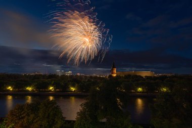 Kaliningrad, Rusya - 17 Mayıs 2025: Gece Havai fişekleri Katedral 'in üstündeki gökyüzünü bir kutlama patlaması ile aydınlattı