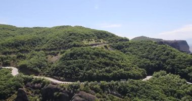 Antik manastır, Meteora 'nın yükselen kaya oluşumlarının tepesine tünemişti.