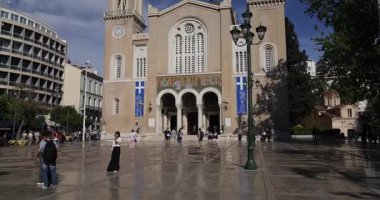 Atina, Yunanistan - 29 Nisan 2025: İnsanlar güneşli bir günde Bakire Meryem 'e Duyuru Kutsal Metropolitan Kilisesi yakınlarında vakit geçiriyorlar